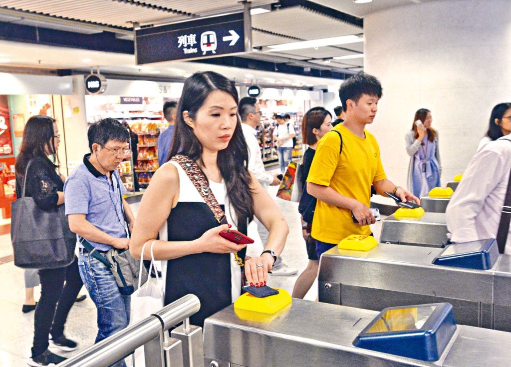 港鐵公布，於十月開始，早晨折扣優惠將進一步改為六五折。