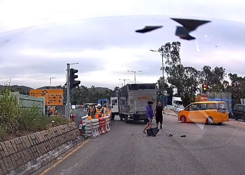司機下車查看男乘客傷勢。fb車cam L（香港群組）影片截圖