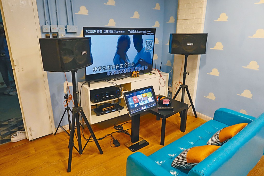 海關曾查獲不少提供侵權「點歌機」予客人唱歌的派對房間。 