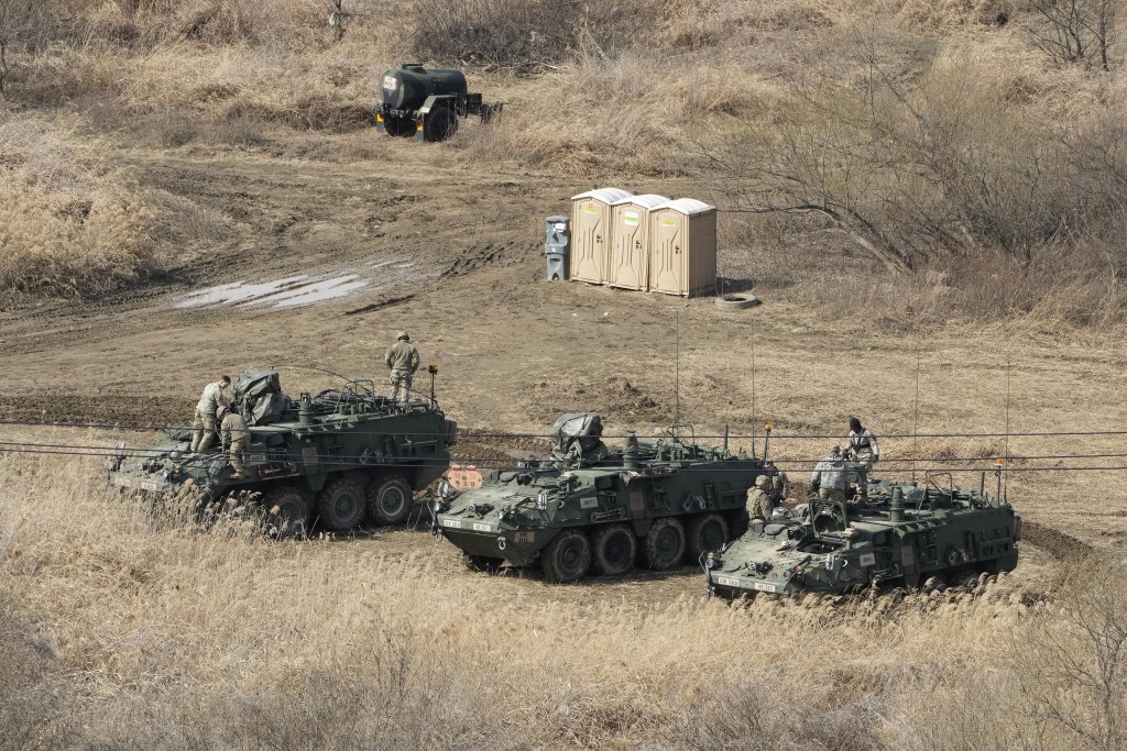 南韩和美国军队周一举行了多年来最大规模的联合军事演习，美国陆军士兵在靠近北韩边境的涟川训练场修理装甲车。AP