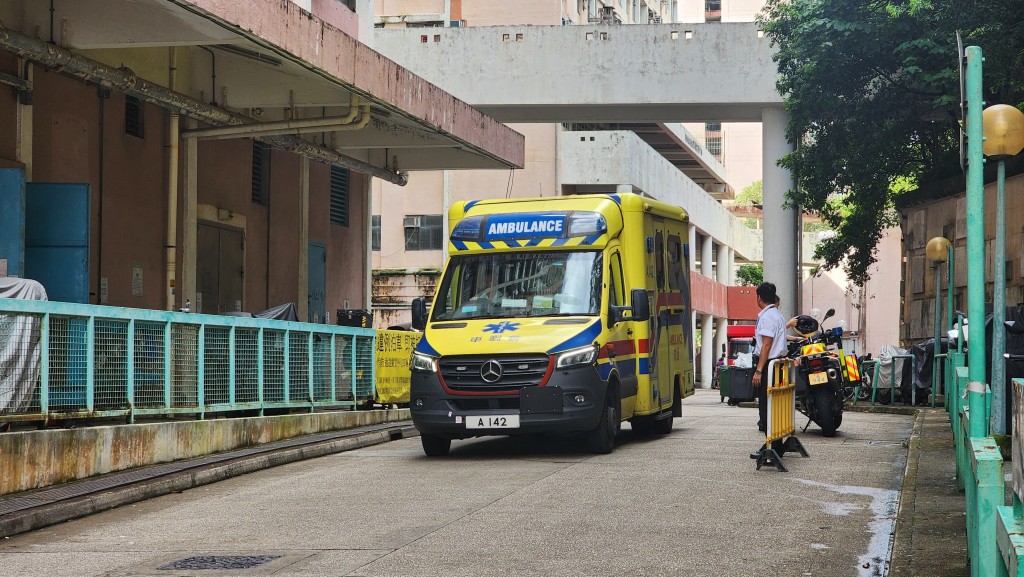 救護車將男子送院治理。