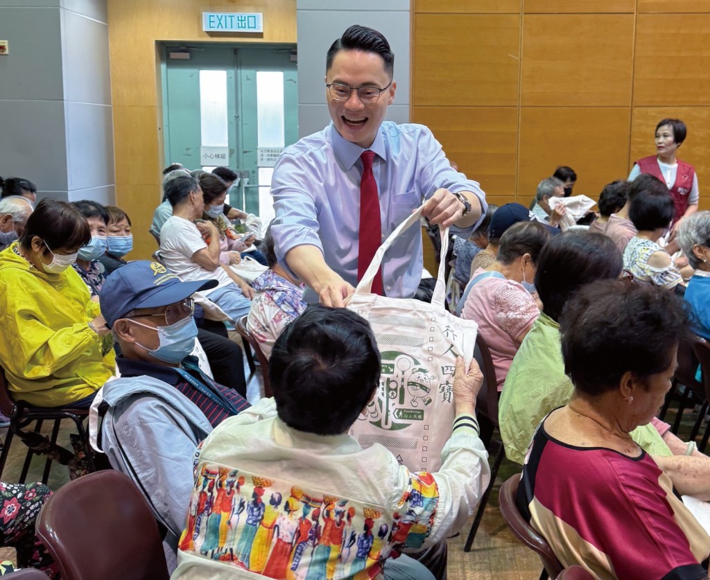 立法會議員梁熙等出席人士,向一眾老友記派福袋。 立法會議員梁熙等出席人士,向一眾老友記派福袋。