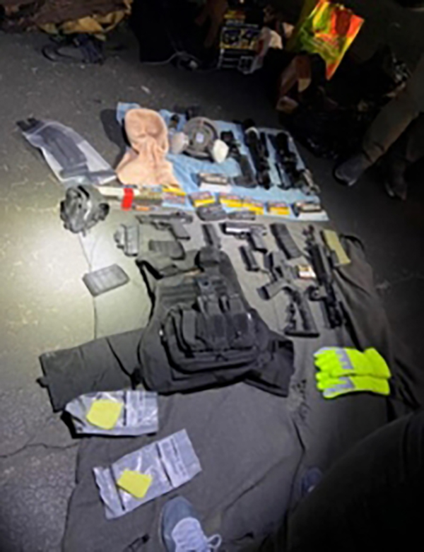 警方员在其身上及其车上搜出大量武器，包括两支AR-15步枪、两把9毫米口径手枪等。US Attorney SDNY FB