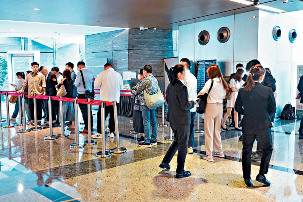 昨首天開放示範單位供參觀及收票,展銷廳現參觀人流,情況不俗。