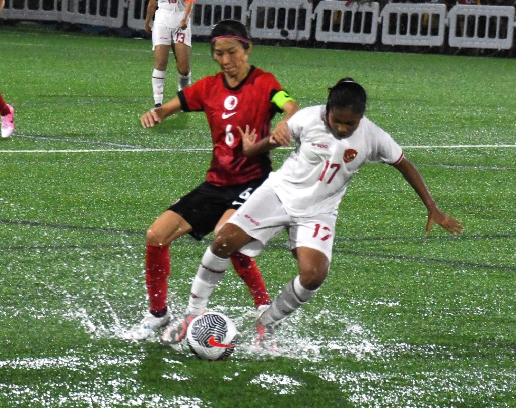 下半場大雨，變成水戰。 陸永鴻攝