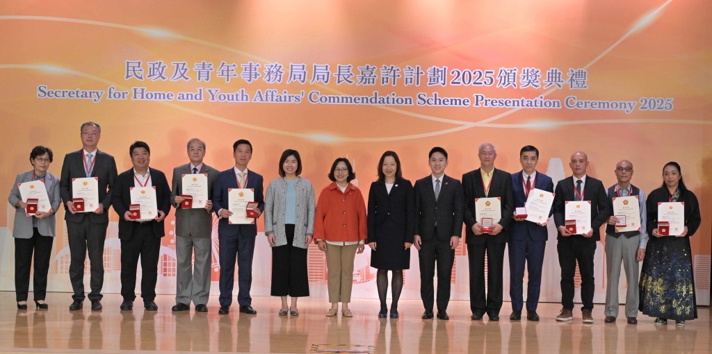 麥美娟與得獎者合照。民青局FB