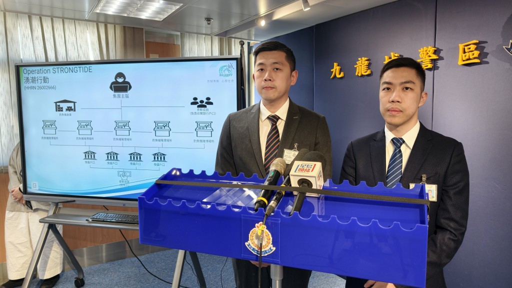 九龍城警區署理助理指揮官(刑事)廖秉科（左）及九龍城警區反三合會行動組督察劉承標（右）講述案件。