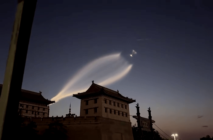 升空的火箭在天空中形成暮光效應,難得一見。 升空的火箭在天空中形成暮光效應,難得一見。