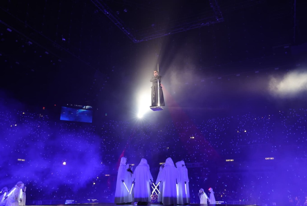 古天樂在紅館中央半空現身演唱一曲〈世紀大騙案〉為演唱會揭開序幕。 古天樂在紅館中央半空現身演唱一曲〈世紀大騙案〉為演唱會揭開序幕。
