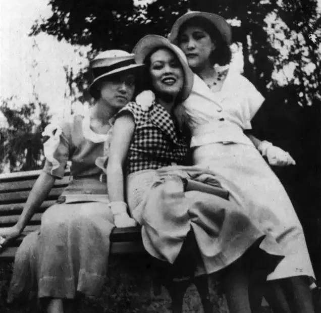 1930年代，北平中央公園裡的日本妓女。