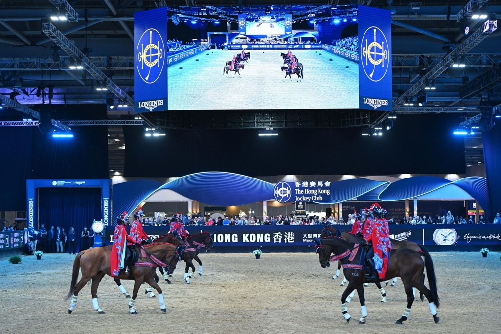 盛典中的香港賽馬會樂韻騎乘馬術表演，由「馬會退役賽駒駿展新生計劃」（RESTART）的八匹退役馬匹參與。
