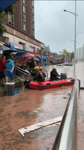重庆暴雨，防汛升至最高级。
