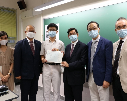 考評局主席容永祺等人到訪民生書院。考評局圖片