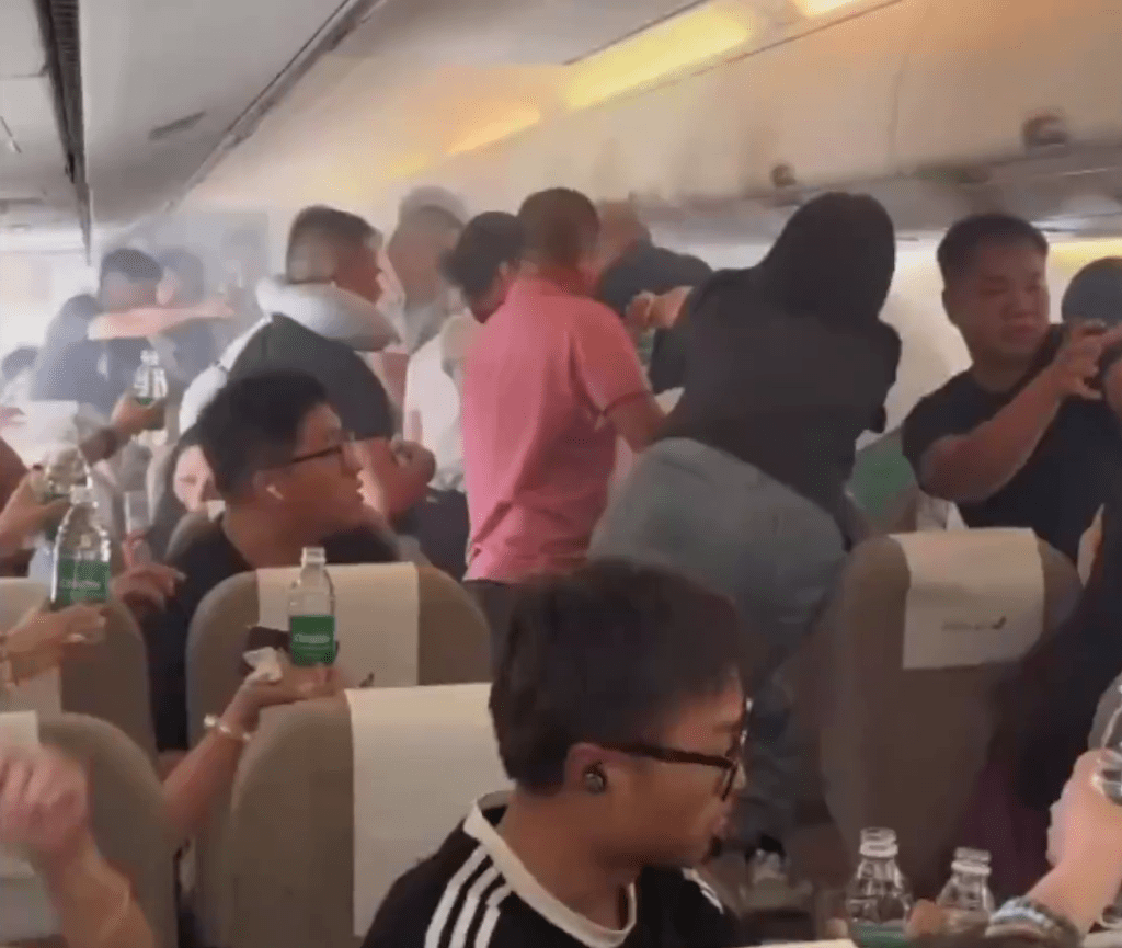 上海航空航班飛行中「尿袋」冒煙,旅客拿礦泉水接力撲救。 上海航空航班飛行中「尿袋」冒煙,旅客拿礦泉水接力撲救。