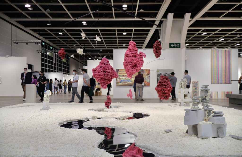 從展會現場所見，《Art Basel HK》規模比往屆較小，但仍集合來自二十三個國家與地區的過百個頂尖藝廊參展，亦有搶眼大型裝置穿梭其中。