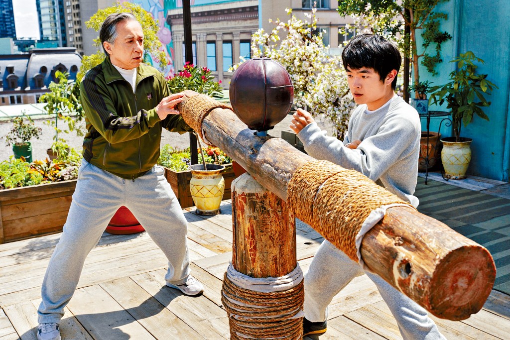 成龍在《功夫夢：傳奇少年》演老師，向王班灌輸人生道理。