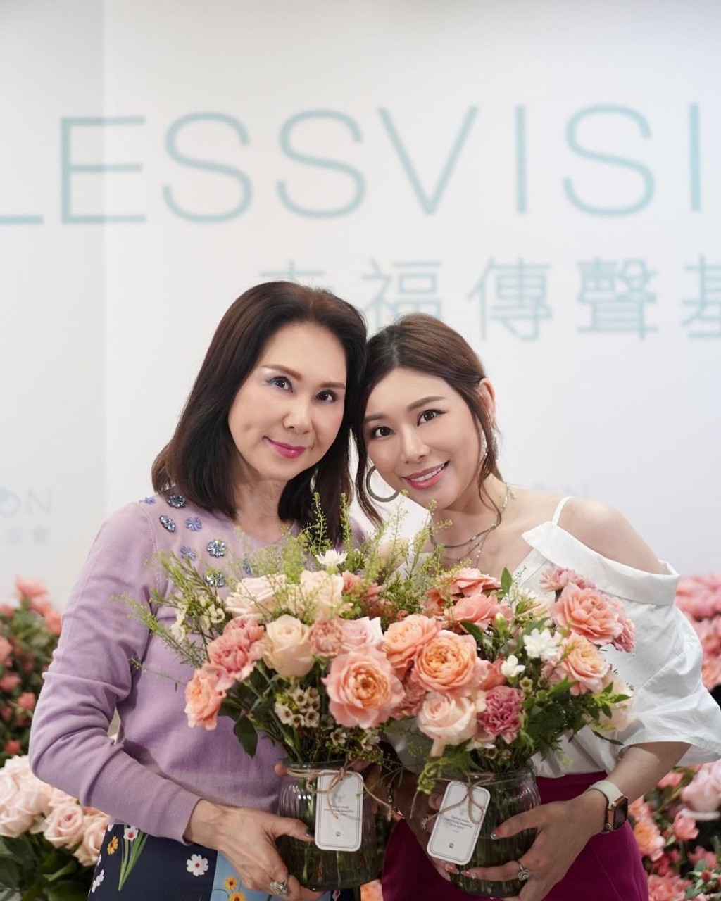 寇鸿萍上月曾分享由女儿唐贝诗陪同下出席慈善插花活动。
