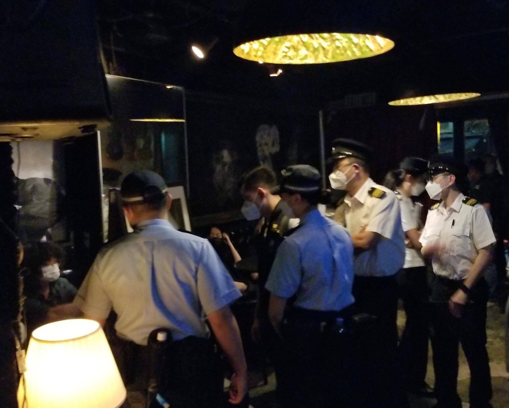 食环署与警方联合巡查中西区酒吧酒馆等餐饮处所。政府新闻处