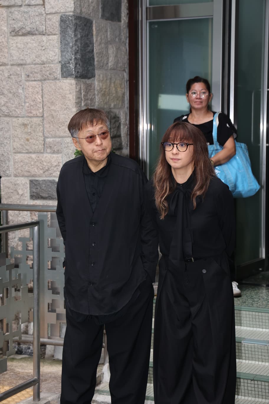 谷德昭和女友林子萱一身黑衣到場。