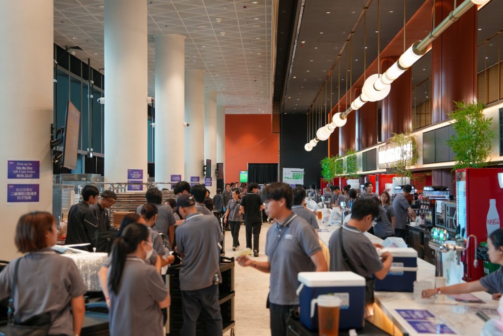 啟德體育園每日動員約2,000名前線同事，由看台到VIP貴賓套房全力支援餐飲服務。
