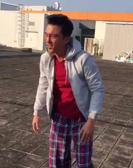 楊明吃力地完成