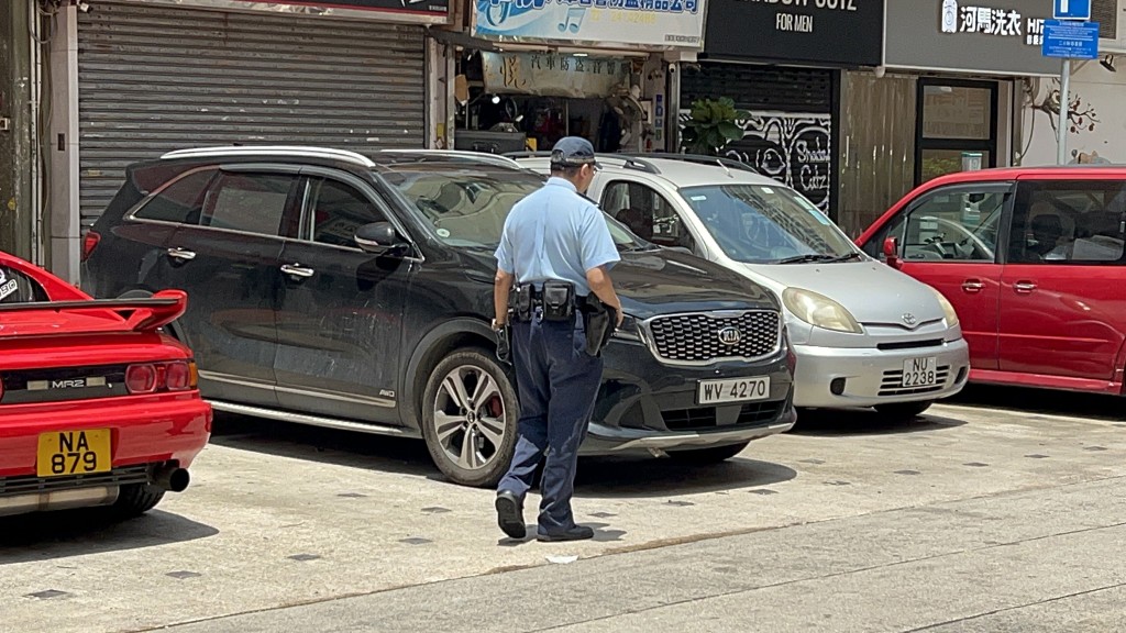 警員巡視錶位情況。楊偉亨攝 警員巡視錶位情況。楊偉亨攝
