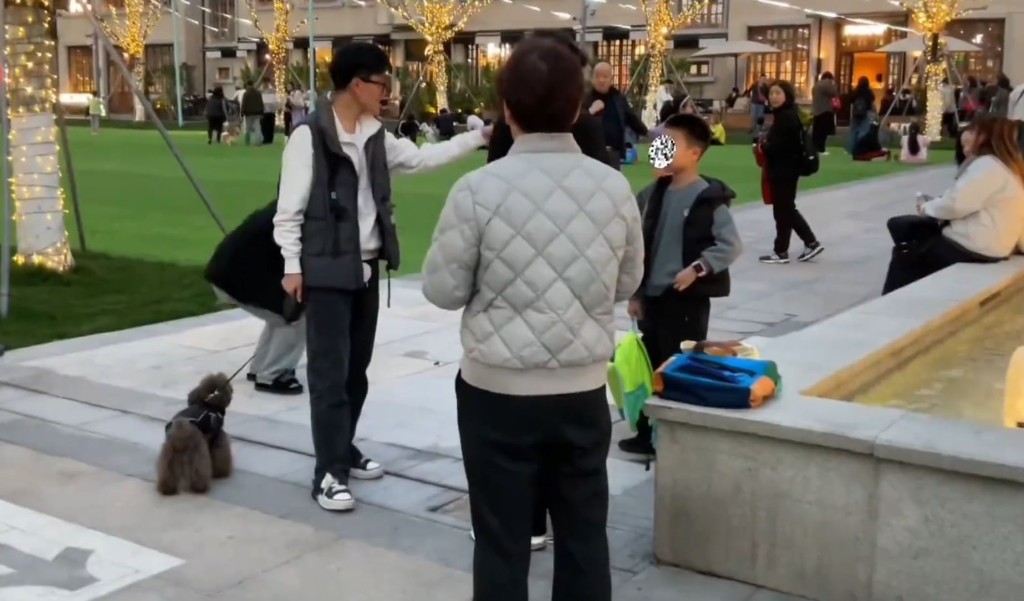 狗主情侶縱容寵物犬在男孩腳邊大便，事後拒道歉還反指罵當事人。微博