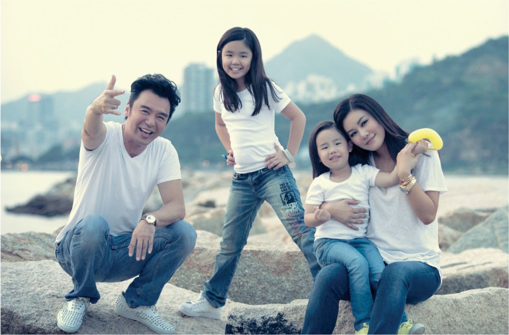 钟镇涛离婚后与女友范姜素贞同居，并在2004年及2010年诞下女儿钟懿和钟帼。