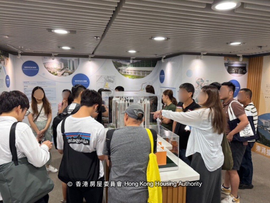 今期首次推出「家有初生優先選樓計劃」，約800個有初生子女家庭通過有關計劃成功購買單位。房委會fb