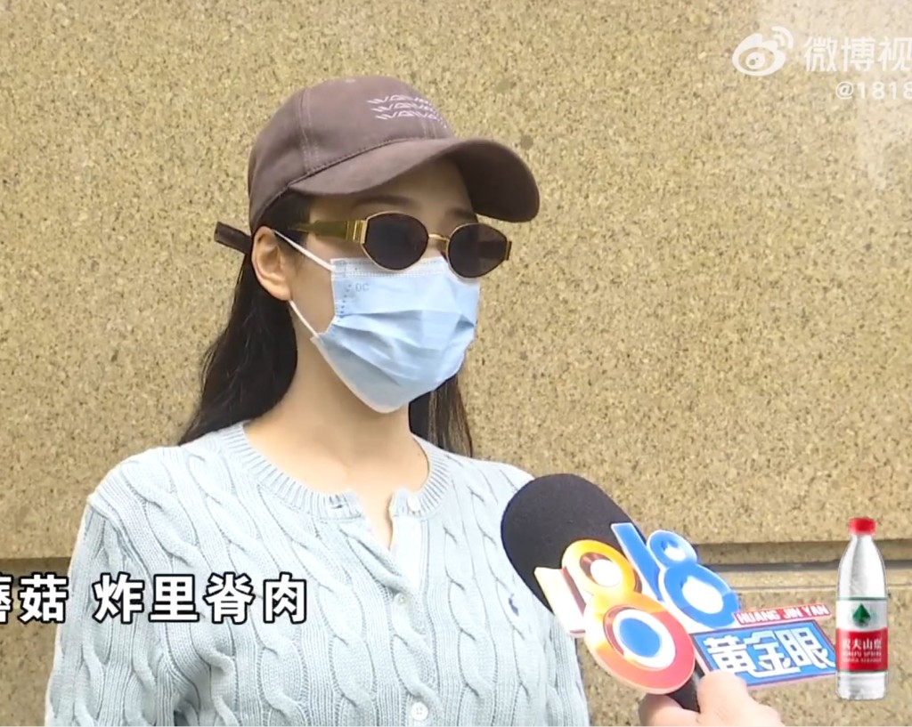 周女士(左)不满花了近30万元的月子服务却货不对办。1818黄金眼