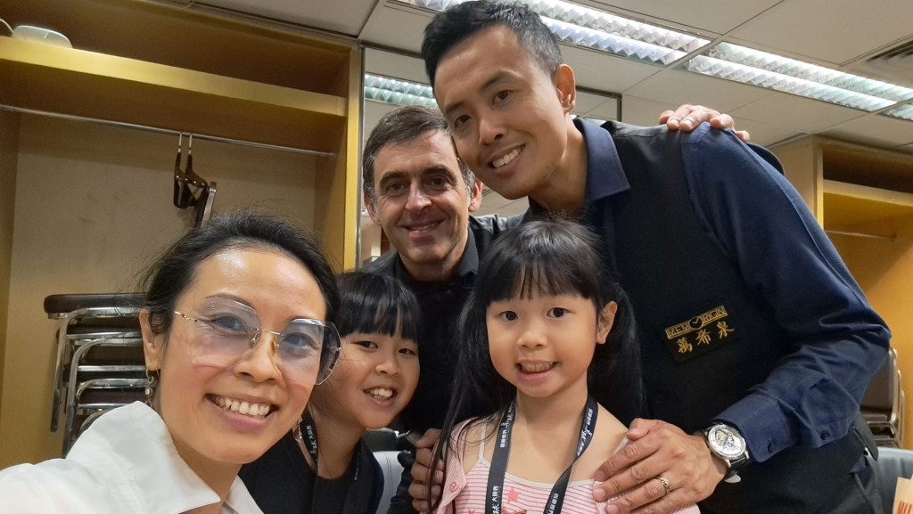 傅家俊在香港世界桌球大師賽決賽取得亞軍，並上傳與家人及對手的合照。傅家俊FB