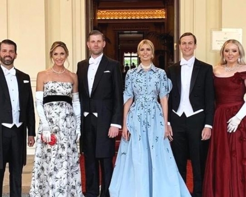 幾兄弟姐妹齊齊在白金漢宮內打卡。Ig