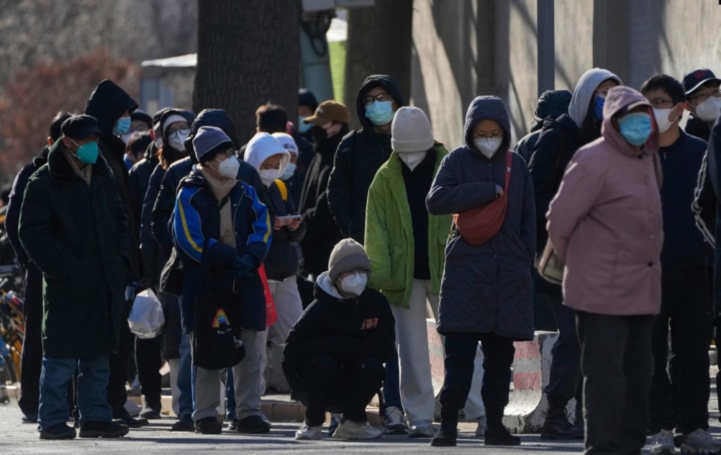 北京多間發燒門診連日來都出現大排長龍情況。AP