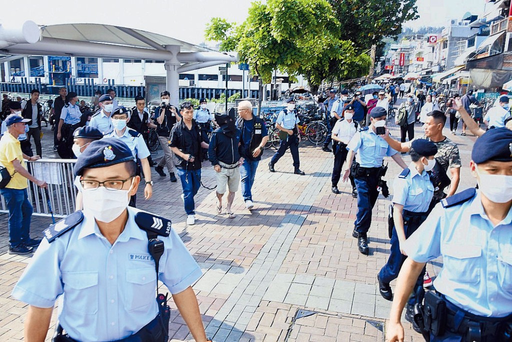 大批警員押解疑犯到長洲進行案情重組。