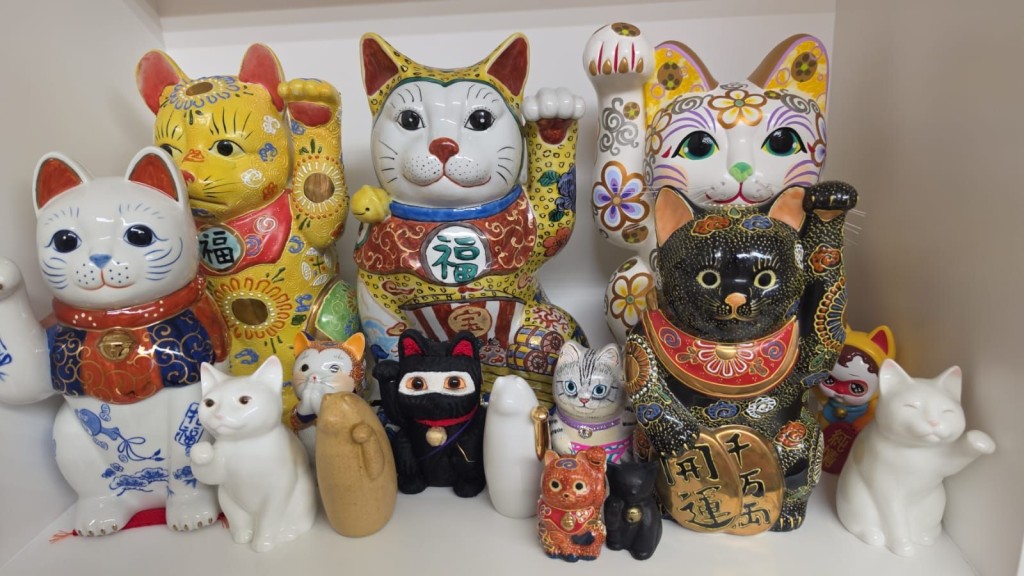 /日本有招財貓博物館和數不盡的貓兒用品店，讓貓奴滿載而歸。招財貓專賣店還為大師訂製了獨一無二的『風水李招財貓』刊登在《貓兒風水學》一書中。 