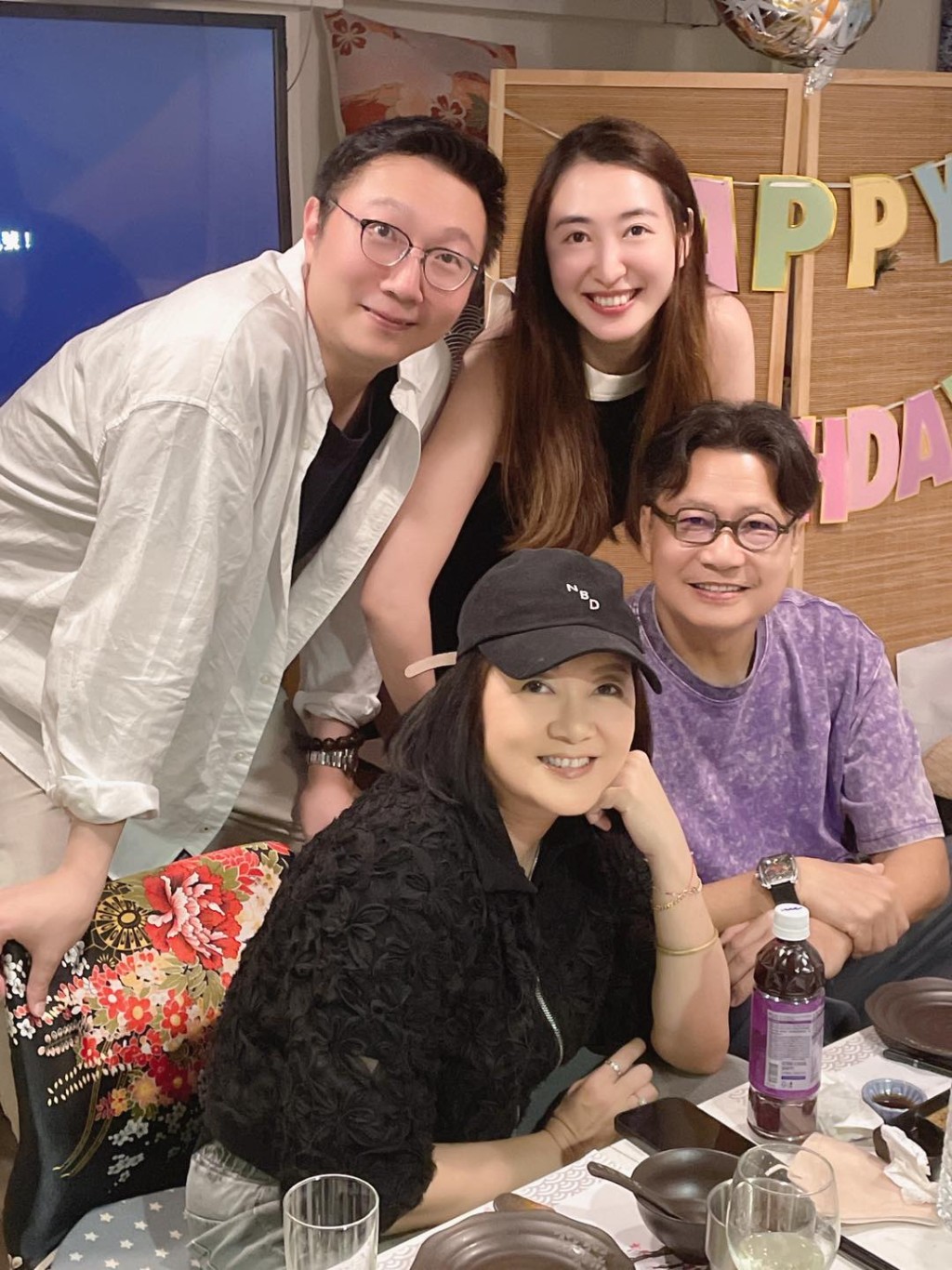 劉倩怡更請人從鄭子誠參演的20多部劇集中剪出精彩片段，製作成一條逾10分鐘的影片送給老公作為生日禮物。