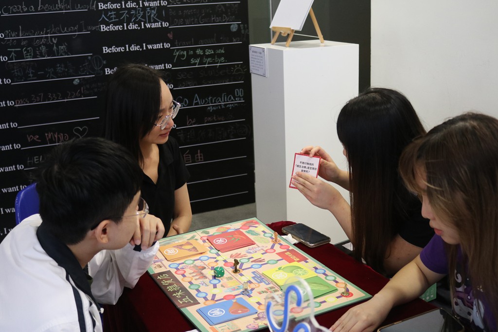 《五味雜貨店》桌上遊戲讓玩家交流對未來醫療及個人照顧的想法。 都大提供