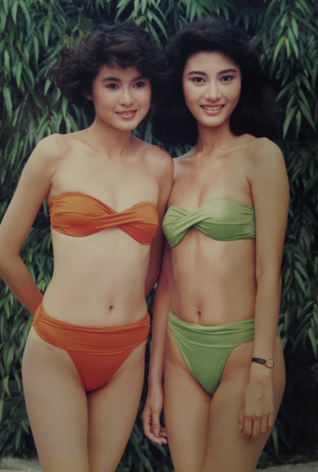 李嘉欣（右）18歲時參加1988年港姐，成功奪冠。