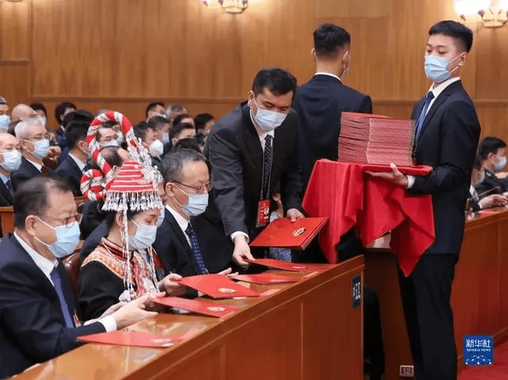3月10日，全国政协十四届一次会议在北京人民大会堂举行第三次全体会议。这是工作人员发放选票。新华社