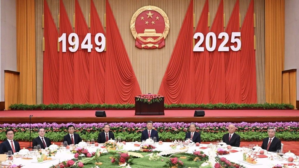 習近平等黨和國家領導人出席慶祝中華人民共和國成立76周年招待會。 新華社