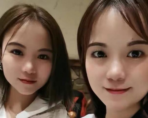程珂珂和張麗都是被收養的女孩，網上找到「另一個自己」後，養母承認是雙胞胎。