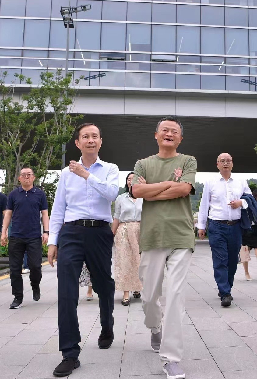 今年6月20日，馬雲到訪阿里雲園區，與已預告將退任阿里CEO的張勇一起飲咖啡、會見員工。