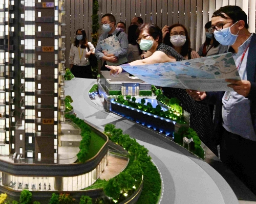 上月代理持牌人數44559人,連跌兩個月。