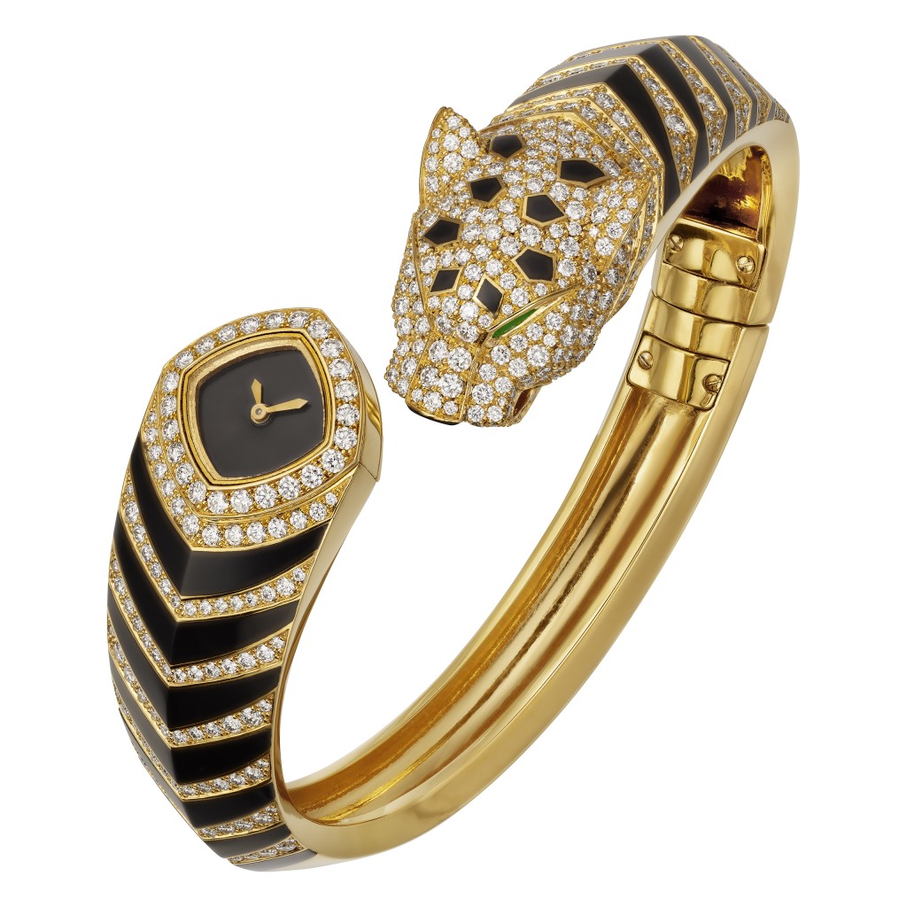 Panthère de Cartier美洲豹黃金手鐲腕表，表圈及美洲豹頭鑲嵌圓形明亮式切割鑽石、祖母綠及黑色真漆，搭載石英機芯。（$910,000）