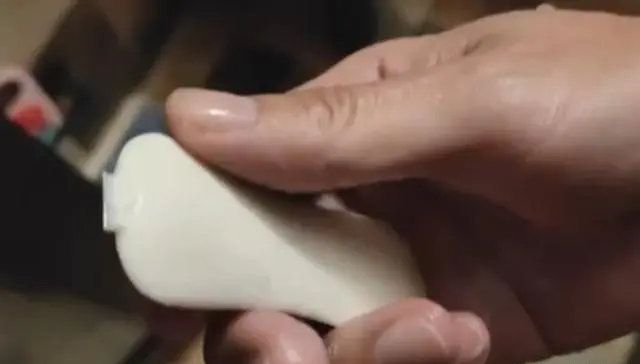网民展示舒肤佳香皂内藏刀片。