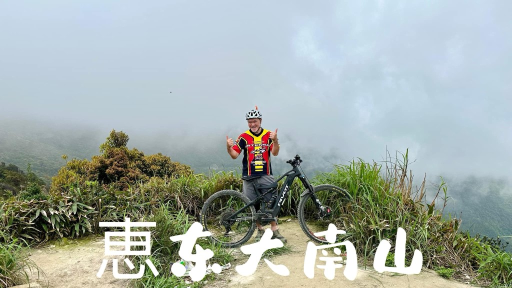 4月中，鄭恕峰在恵東大山南踩單車加禪修。