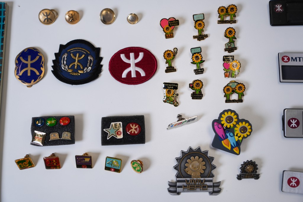 胡兆昌欣賞地鐵員工的服飾配件設計，收藏花花獎勵襟章和服務年份紀念章等。