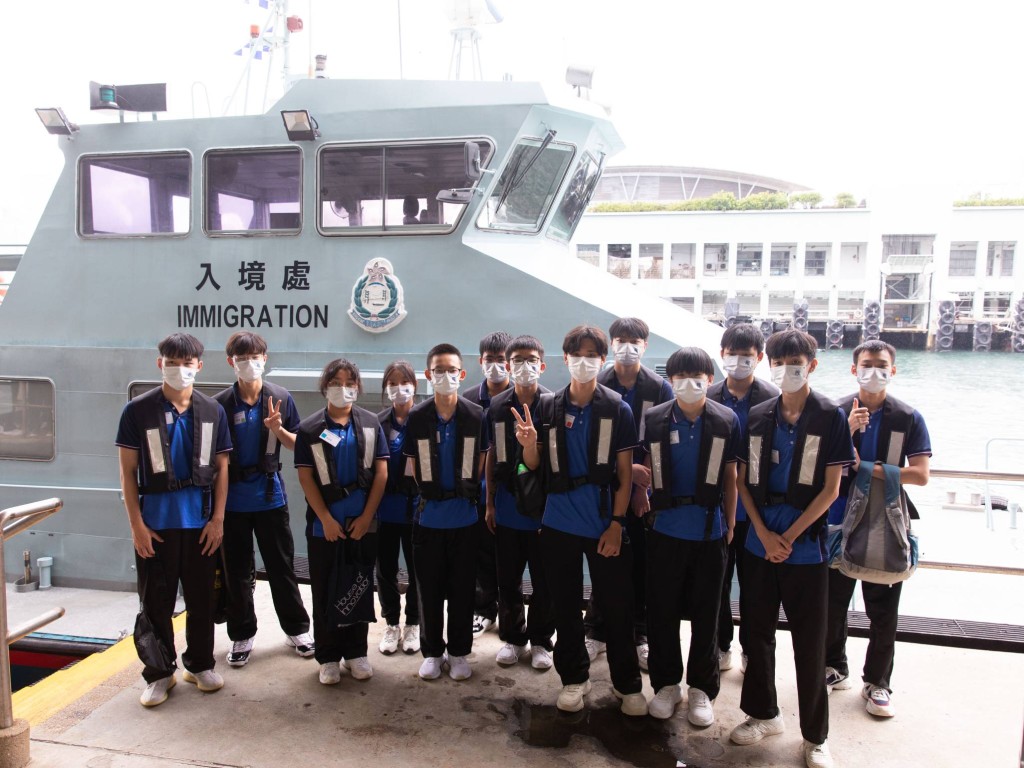 隊員到訪港口管制組船隻搜查隊，認識入境處的港口管制工作。