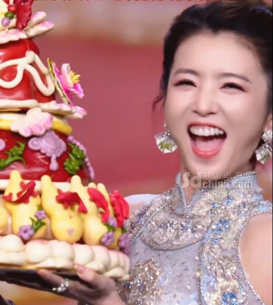 李雲霄獲贈農曆新年限定的「膠東花餑餑」，令該種山東特式食品成為熱話。山東網