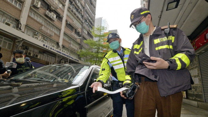 警方計劃明年上半年起逐步推行告票電子化(俗稱「電子牛肉乾」)。資料圖片